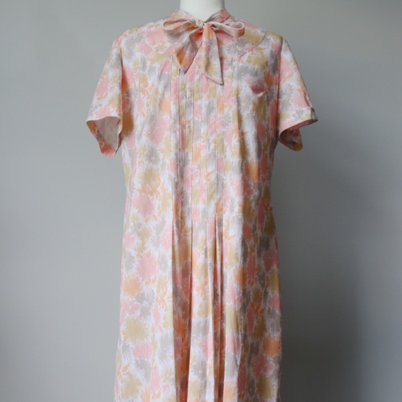 Vintage pastel tie-neck shift dress - Picture 3 of 7